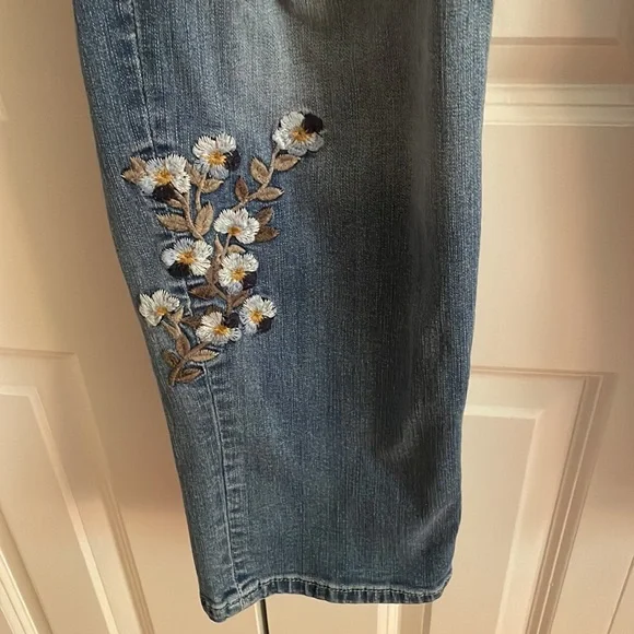 Torrid Floral Embroidered Boyfriend Cut Ripped Women’s Jeans, Size 18 - Picture 4 of 6